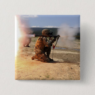 Badge Carré 5 Cm Un assaultman met le feu à une grenade à fusée