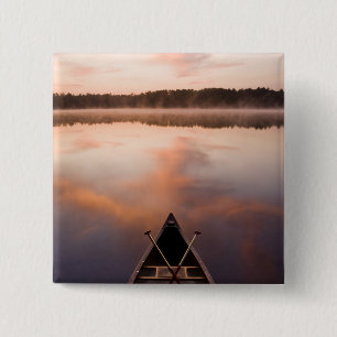 Badge Carré 5 Cm Un canoë repose sur la rive du lac Pawtuckaway