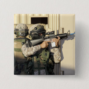 Badge Carré 5 Cm Un chef d'infanterie vise son arme