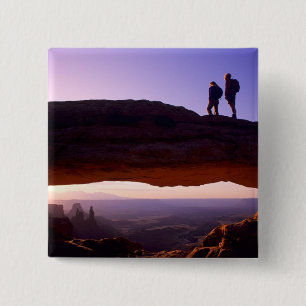 Badge Carré 5 Cm Un couple observe le lever du soleil depuis le som