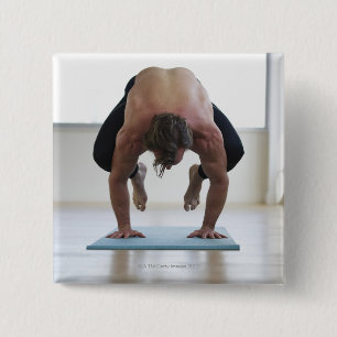 Badge Carré 5 Cm Un homme fait de l'entraînement sur tapis de yoga