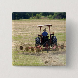 Badge Carré 5 Cm Un jeune garçon conduisant un tracteur récoltant