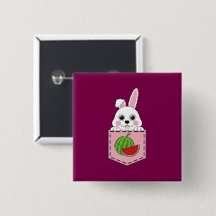 Badge Carré 5 Cm Un lapin blanc qui regarde furtivement et un fruit