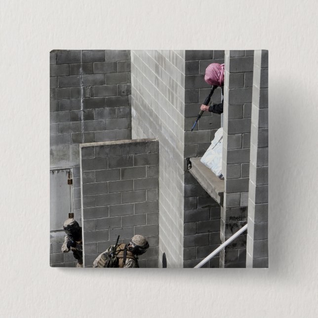 Badge Carré 5 Cm Un marin et un agresseur ennemi qui joue des rôles (Devant)