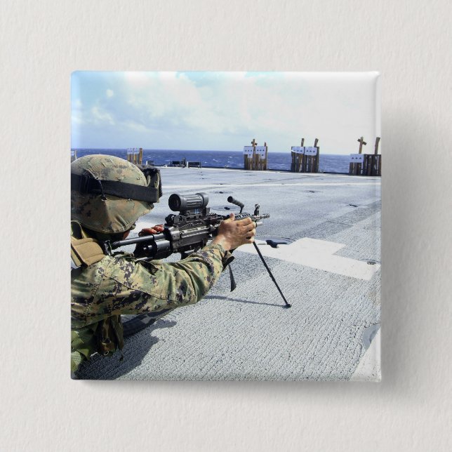 Badge Carré 5 Cm Un Marine américain réglant son arme (Devant)