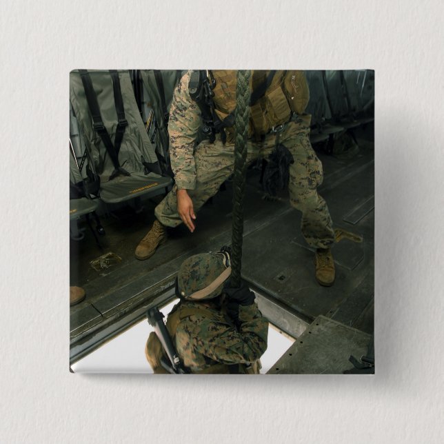 Badge Carré 5 Cm Un Marine envoie un autre Marine dans l'enfer qui (Devant)