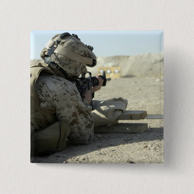 Badge Carré 5 Cm Un Marine lance un fusil de service M16A2 (Devant)