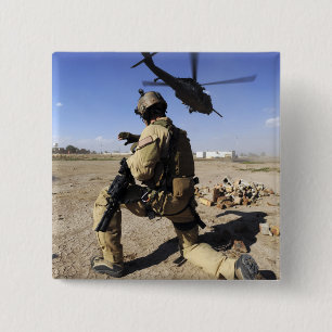 Badge Carré 5 Cm Un soldat conduit la sécurité pour un HH-60