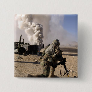 Badge Carré 5 Cm Un soldat réagit à l'des explos commandés