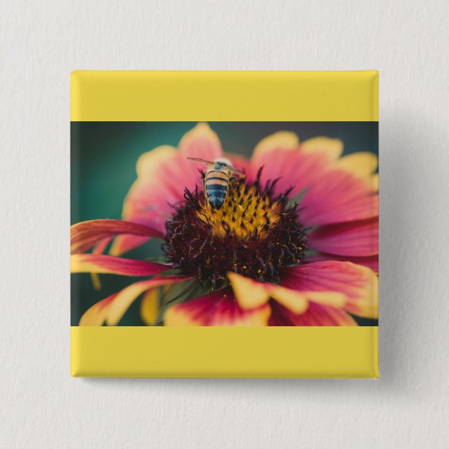Badge Carré 5 Cm Une abeille sur une fleur (Devant)