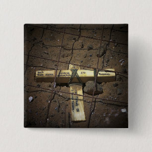 Badge Carré 5 Cm Une équipe de réparation de route place une croix