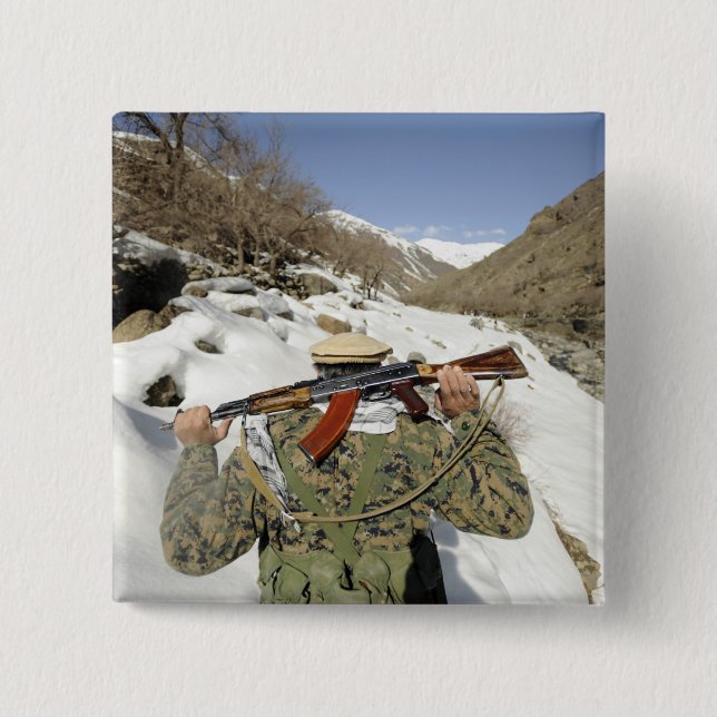 Badge Carré 5 Cm Une garde de Mujahadeen marche avec un militaire a (Devant)