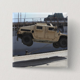 Badge Carré 5 Cm Une grue soulève un M998 Humvee