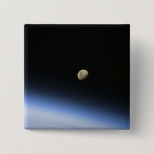 Badge Carré 5 Cm Une lune géante visible au-dessus de l'atmosphère  (Devant)