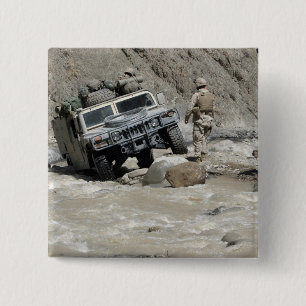 Badge Carré 5 Cm Une marine des USA guidant le conducteur de Humvee