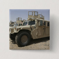 Une rangée d'humvees de la politique militaire de 