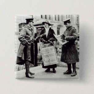Badge Carré 5 Cm Une suffragette vendant des journaux à deux