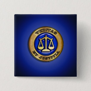 BADGE CARRÉ 5 CM VÉRITAS SUR BLEU