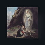 Badge Carré 5 Cm Vierge Marie de Lourdes<br><div class="desc">Elle est vénérée sous ce titre par l'église catholique romaine en raison de ses apparitions qui se sont produites à Lourdes,  en France. Première apparition du 11 février 1858,  dont Bernadette Soubirous.</div>