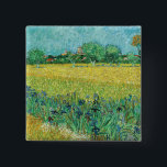 Badge Carré 5 Cm Vincent van Gogh - Champ avec Iris près d'Arles<br><div class="desc">Champ avec Irises près d'Arles / Vue d'Arles avec Irises dans l'avant-plan - Vincent van Gogh,  Huile sur toile,  1888</div>