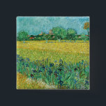 Badge Carré 5 Cm Vincent van Gogh - Champ avec Iris près d'Arles<br><div class="desc">Champ avec Irises près d'Arles / Vue d'Arles avec Irises dans l'avant-plan - Vincent van Gogh,  Huile sur toile,  1888</div>