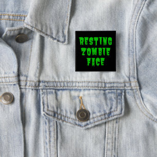 Badge Carré 5 Cm Visage de zombie au repos - Drôle d'Halloween 2022