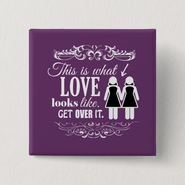 BADGE CARRÉ 5 CM VOILÀ À QUOI RESSEMBLE L'AMOUR LESBIEN (Devant)