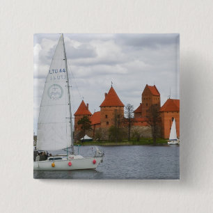 Badge Carré 5 Cm Voilier avec château d'île par le lac Galve,