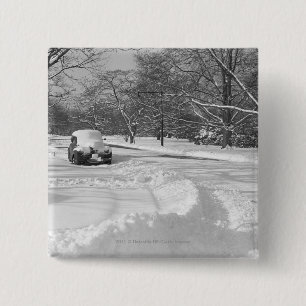 Badge Carré 5 Cm Voiture couverte par neige sur la rue B&W