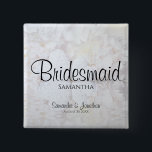 Badge Carré 5 Cm White Peonies Mariage Bridesmaid Nametag<br><div class="desc">Ce bouton d'étiquette de nom magnifique est parfait pour identifier les membres clés de la fête de mariage à la douche nuptiale, dîner de répétition ou réception de mariage. Il présente un script noir moderne en lettrage sur un arrière - plan de reflet des fleurs et des coeurs de pivoines...</div>