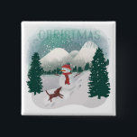 Badge Carré 5 Cm Winter Wonderland - Christmas Snowman<br><div class="desc">Winter Wonderland IV | Un mignon bonhomme de neige en accessoires hivernaux joue avec un chien dans la neige hivernale. | 57090HR</div>