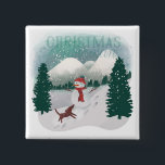 Badge Carré 5 Cm Winter Wonderland - Christmas Snowman<br><div class="desc">Winter Wonderland IV | Un mignon bonhomme de neige en accessoires hivernaux joue avec un chien dans la neige hivernale. | 57090HR</div>