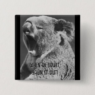Badge Carré 5 Cm Yawning Koala, une citation drôle