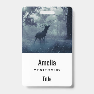 Badge Cerf avec Antlers dans une forêt ombragée