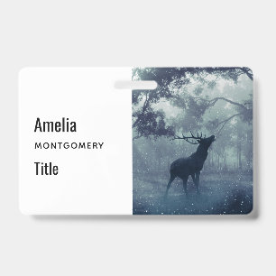 Badge Cerf avec Antlers dans une forêt ombragée