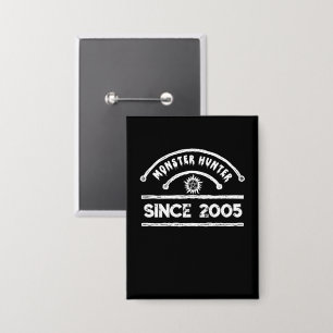 Badge Chasseuse de Monstres Typographie en Distresse