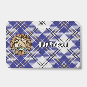 Badge Cimier du clan MacPherson sur tartan de robe bleue