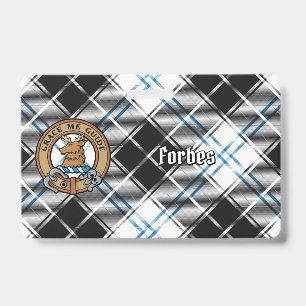Badge Clan Forbes Crest sur la robe Tartan
