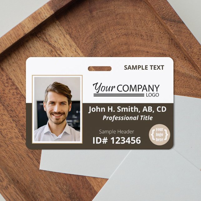 Badge Code photo de l'employé - Entrée du logo blanc Bro (Dark brown company badge with photo and logo. Versatile for natural taupe and beige.)