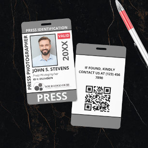 Badge Code QR de la carte de presse grise et logo