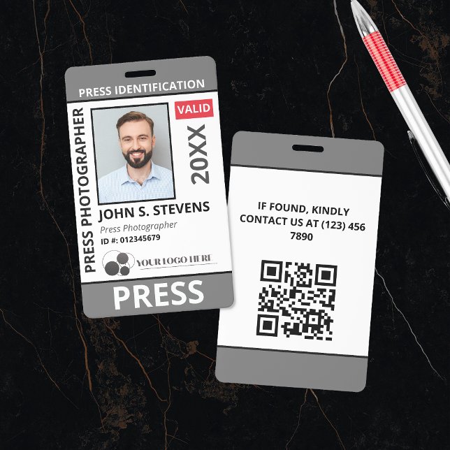 Badge Code QR de la carte de presse grise et logo (Créateur téléchargé)