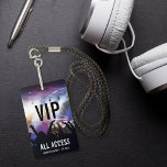 Badge Concert d'accès VIP personnalisé<br><div class="desc">Parfait pour les concerts et les grands évènements, ce badge personnalisable est doté d'un arrière - plan de concertgoers et de lumières avec des doublures de texte blanc. Personnaliser pour les VIP, le personnel, la presse ou d'autres usages, avec trois lignes de texte à l'avant. Ajoutez des informations supplémentaires sur...</div>