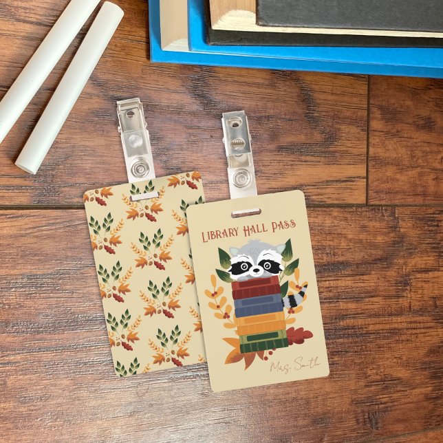 Badge de laissez-passer de la bibliothèque avec ra (Raccoon with books vertical library hall pass badge .)