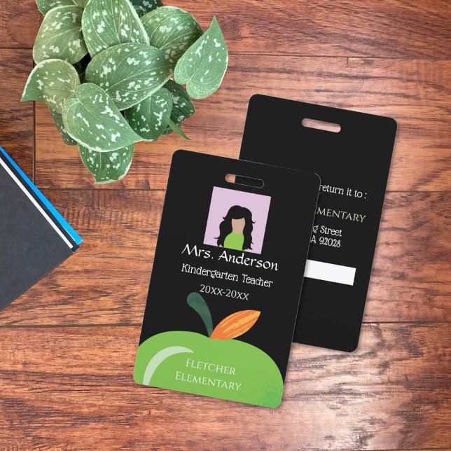 Badge de photo d'identité noir pour le personnel d (Green apple school staff vertical black photo ID badge .)