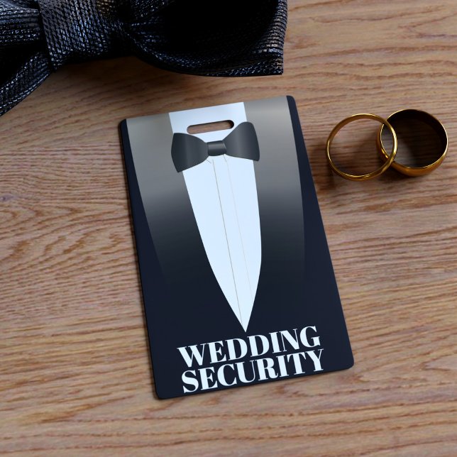 Badge de sécurité pour mariage en smoking (A tuxedo security badge perfect for your ring bearer. Just add your details on the reverse)