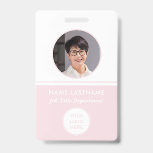 Badge d'identification avec logo rose pour employé