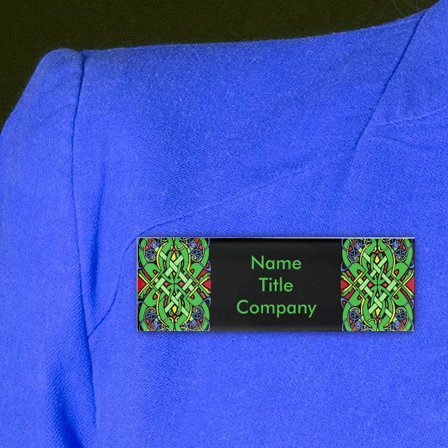 Badge D'identification Boucles entrelacées ornementales Nœud celtique irl (Bright green red blue Irish Celtic knot design on black name tags.)