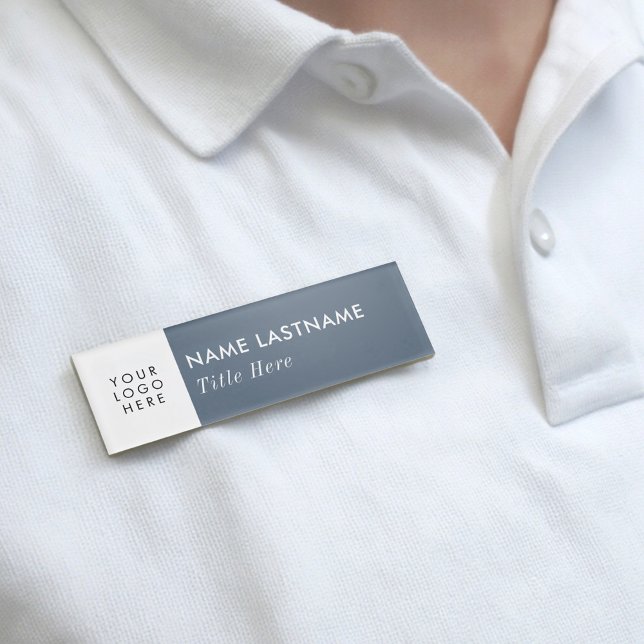 Badge D'identification Custom Logo Elegant Dusty Blue White Magnet Title (Créateur téléchargé)
