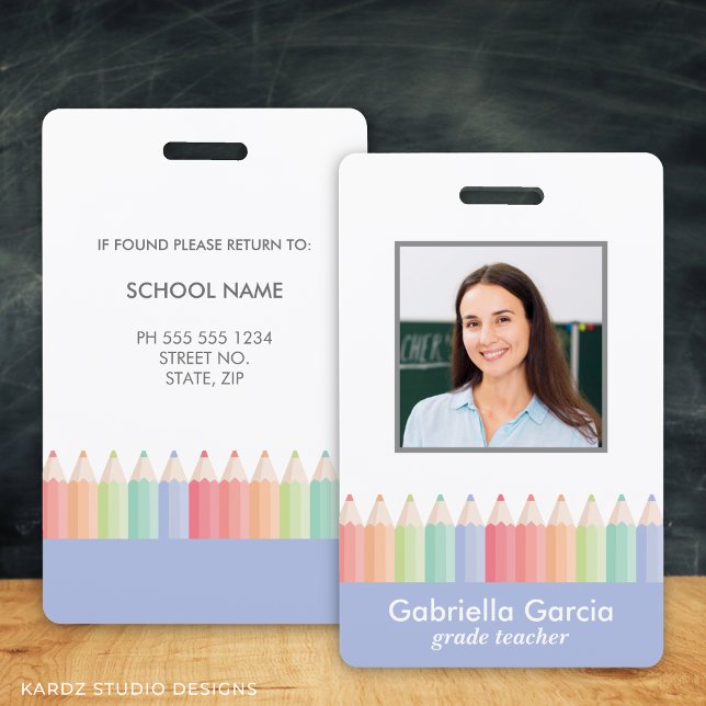 Badge d'identification de l'enseignant avec couleu (Teacher name badge with picture, in blue and a colorful rainbow. School staff id badge)