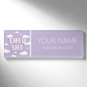 Badge D'identification Des Nuages Violets Qu'Elle Pronononce
